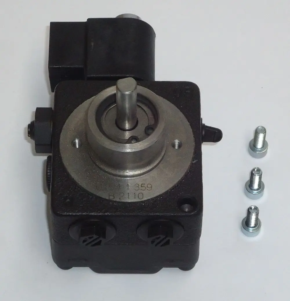 Ölpumpe von Daikin, quadratische Bauform mit zylindrischem Ausgang und drei Schrauben. Elektromotoranschluss an der Seite, mehrere Anschlüsse an der Unterseite.